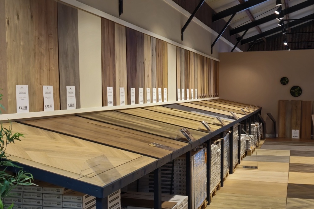 Laminaat in de winkel met prijskaartjes