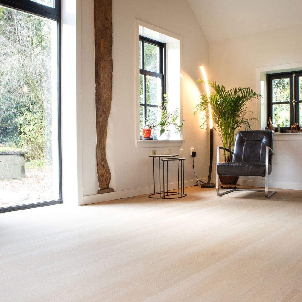 Woonkamer met gelegde pvc vloeren