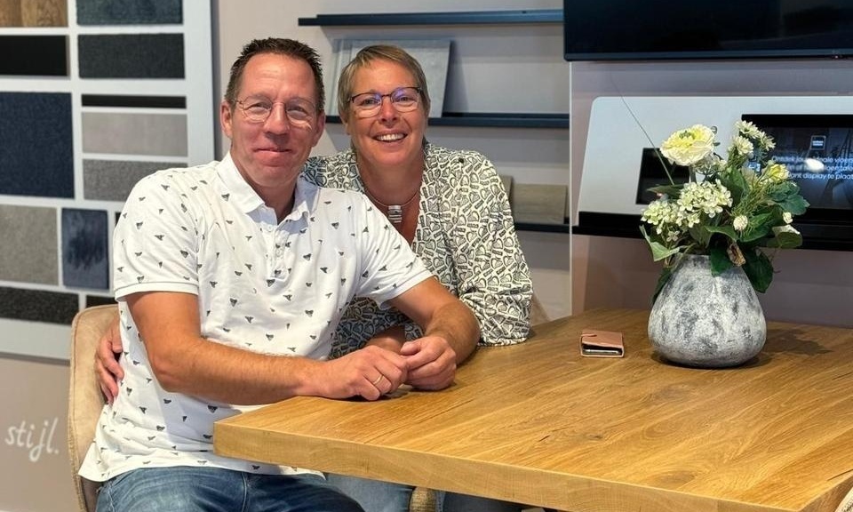 Gepensioneerde inrichters verrichten opening nieuwe locatie Tapijt en Slaap Toko in Hoogeveen